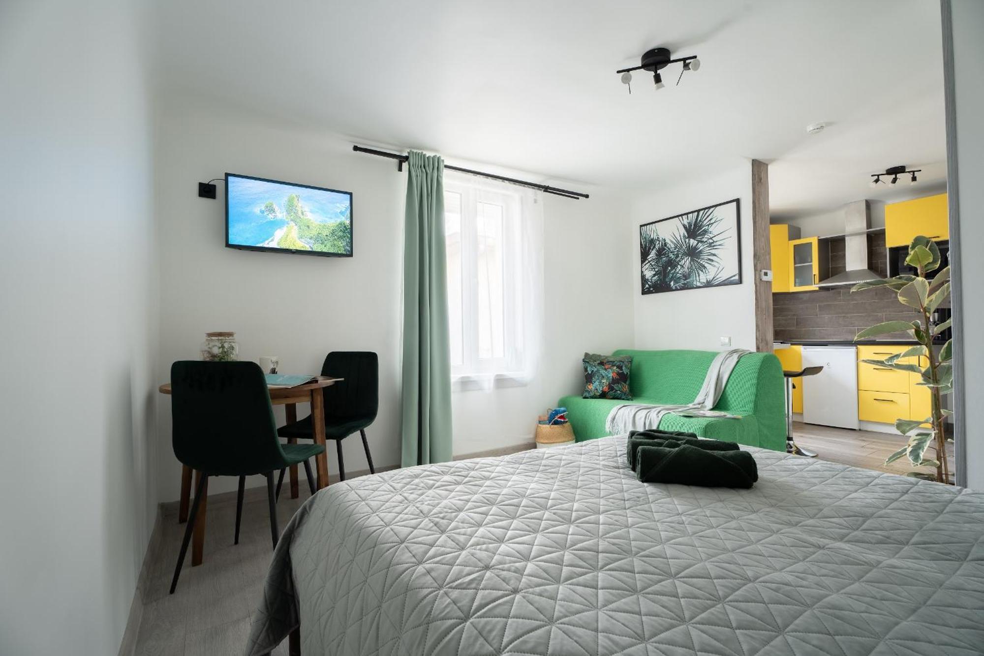 Green Garden & Private Parking Apartments With Playground Riga Kültér fotó
